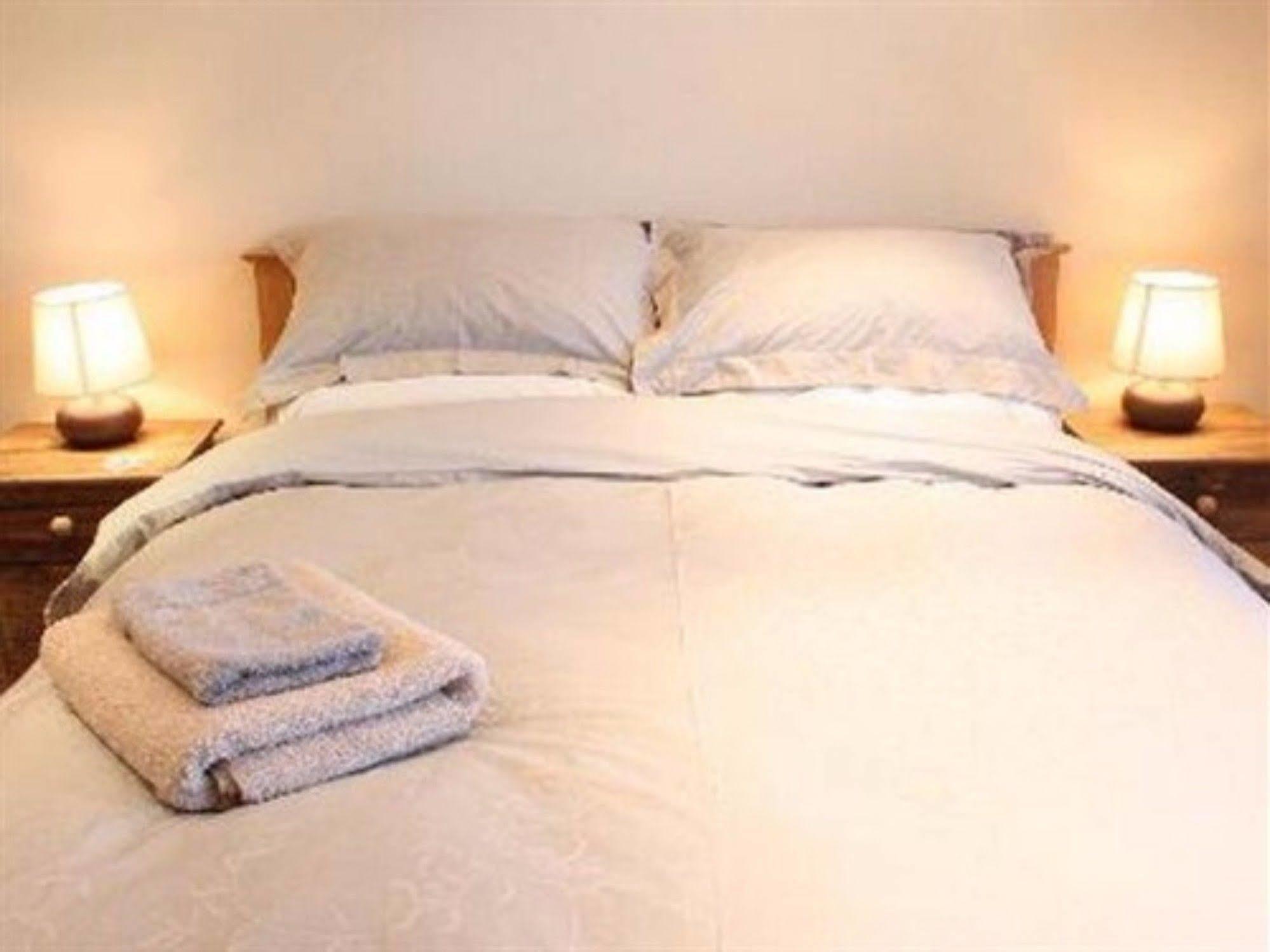 Hotel The Crown Radnage Esterno foto
